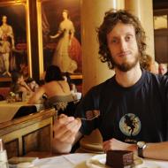 Dojíst Sacher Torte stálo Toma﻿ značné úsilí