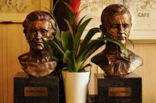 Starej Hawelka se starou Hawelkovou se tvářili, jako kdyby jim to tu patřilo