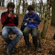 Muži odpočívají, ženy shovívavě přihlížejí