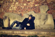 Hrozně rád by lehl si k ní, rád by se přiložil