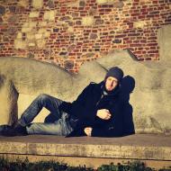 Hrozně rád by lehl si k ní, rád by se přiložil