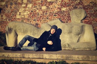 Hrozně rád by lehl si k ní, rád by se přiložil