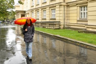 Pod deštníkem cestou ze mše