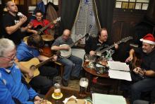 mikulášské zpívánky (hrají: Sambik, Valďák, Kelv a spol.)