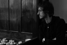 Tom kouká, jestli už nepřestalo pršet