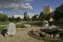 Solitérní kameny na sídlišti