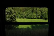 Přes okno vlaku je tráva vždycky zelenější