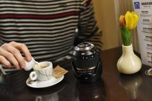 zátiší s kávou, tulipány a objektivem