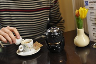 zátiší s kávou, tulipány a objektivem