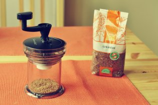 Zkoušeli jste někdy umlít lněná semínka v ručním kafemlýnku?