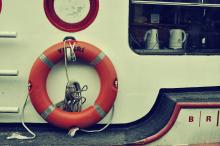 Rozhovor dvou konvic v lodní kuchyni