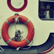 Rozhovor dvou konvic v lodní kuchyni