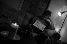 Muž s katalogem knihkupectví Kosmas