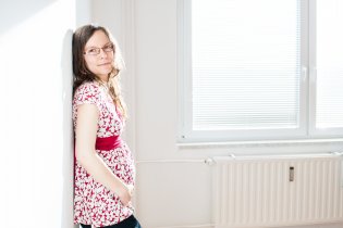 Tom se učí fotit těhulenku