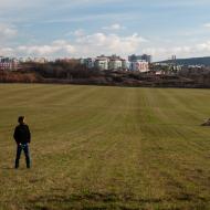 Tom obětavě vyvažuje kompozici