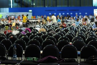 5000 židlí čeká, až skončí pauza na večeři