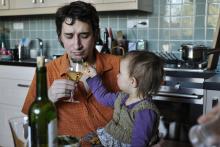 Esterko, jestli nechceš mít zeleného tatínka, tak už mu ty olivy nedávej, ano?