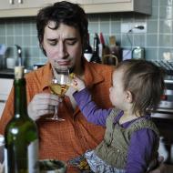 Esterko, jestli nechceš mít zeleného tatínka, tak už mu ty olivy nedávej, ano?