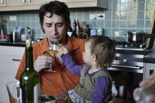 Esterko, jestli nechceš mít zeleného tatínka, tak už mu ty olivy nedávej, ano?