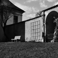 Kdo se odváží sednout si pod sv. Jana Nepomuckého?