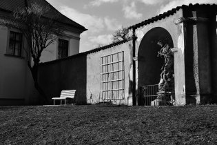 Kdo se odváží sednout si pod sv. Jana Nepomuckého?