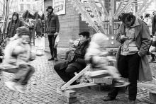 Zkomponovat smsku mezi poletujícími dětmi není pro zkušeného kolotočáře žádný problém