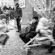 Zkomponovat smsku mezi poletujícími dětmi není pro zkušeného kolotočáře žádný problém