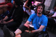 Posezení u piva před barem Na stojáka