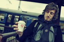 Ále, panáčkovi nechutná nádražní kávička?