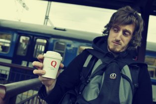 Ále, panáčkovi nechutná nádražní kávička?