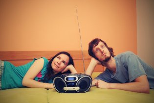 Soustředěný poslech hitparády radia Proglas