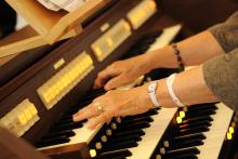 Škoda, že měla paní varhanistka jenom dvě ruce