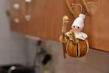 Maskot akce se usmívá, protože neochutnal náš hummus