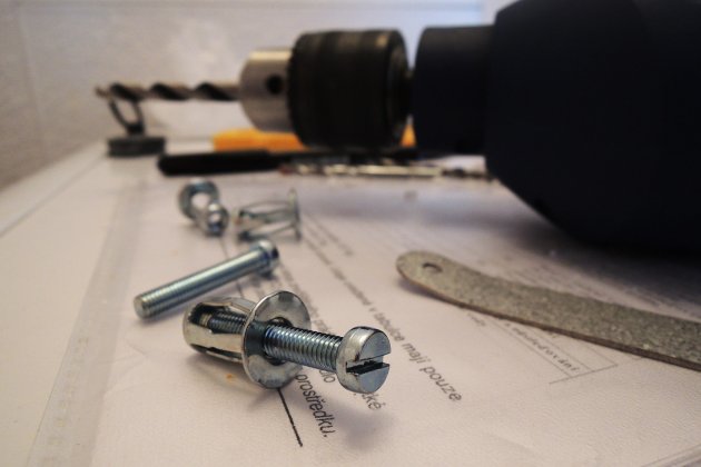 Hmoždinky do umakartu zafungovaly, ručníky už divoce visí