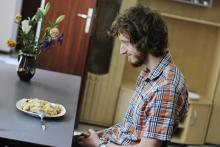 Zátiší s Tomem, obědem a háčkovanými květinami