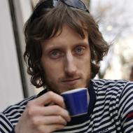 Tom dělá v Mamacoffee parádu s novým svetrem