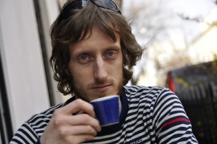 Tom dělá v Mamacoffee parádu s novým svetrem