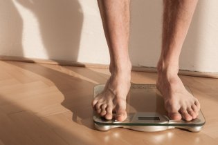 Ranní šok na váze - musím okamžitě začít cvičit... nebo jíst!