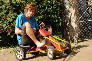 Koukej slézt, nebo to bude muset děda už potřetí svařovat!