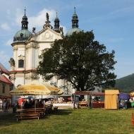 Kostel nanebevzetí Panny Marie v Oseku v obležení pouťových stánků