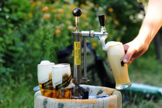 Hostinský směje se, že mu pivo dobře pění