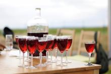 Nedá si někdo sklenku červeného?