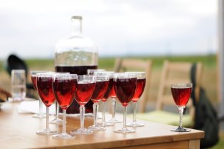 Nedá si někdo sklenku červeného?