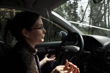 Ve svatební koloně jede auto skoro samo