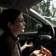 Ve svatební koloně jede auto skoro samo