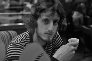 Tom nacvičuje pohled z reklamy na erotické prádlo - dámské