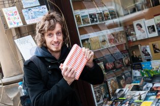 Tady balí do papíru!