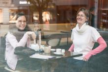 Hahaha, on nás fotí přes výlohu, hahaha