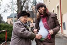 Neboj, babi, nejspíš Tě nekopne