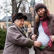 Neboj, babi, nejspíš Tě nekopne